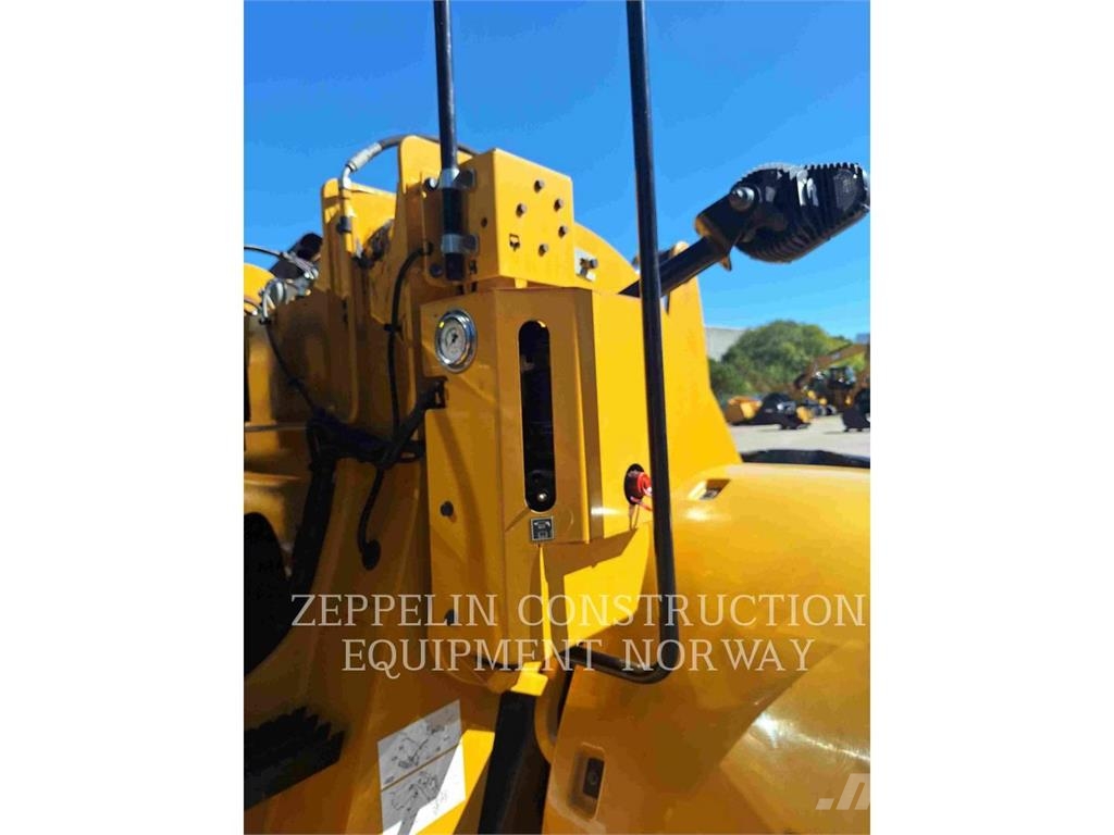 CAT 930M Колесни товарачи