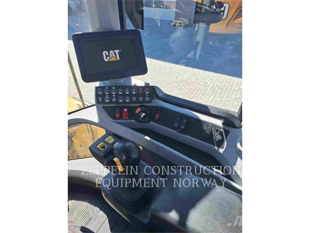 CAT 930M Колесни товарачи