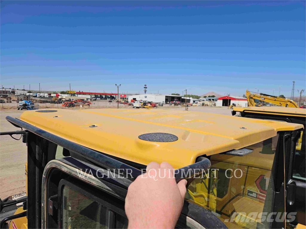 CAT 930M Kolesni nakladalci