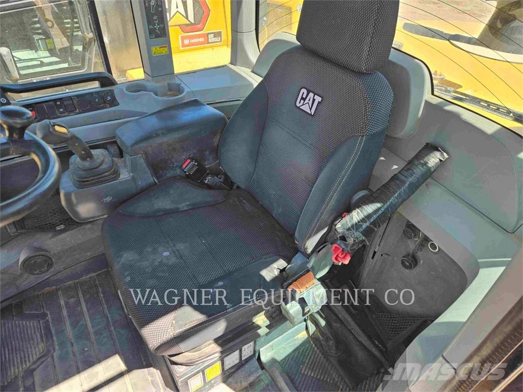 CAT 930M Kolesni nakladalci