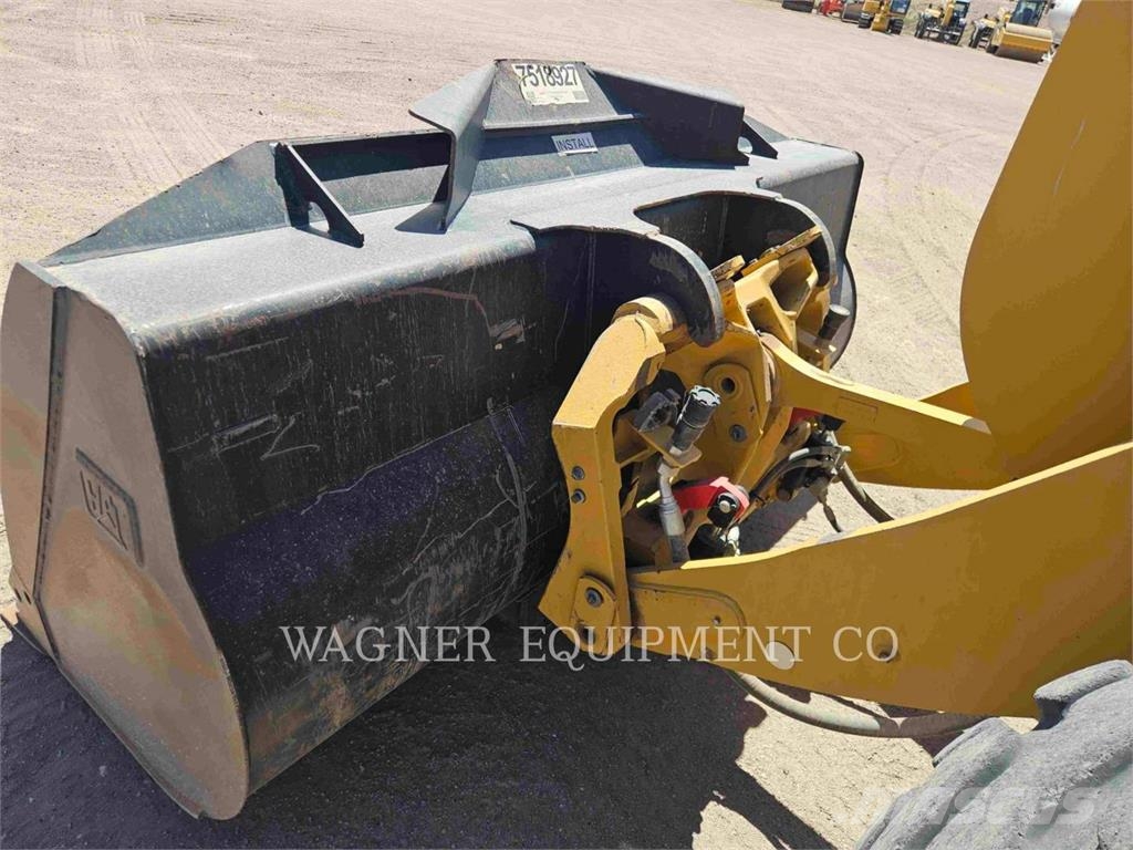 CAT 930M Kolesni nakladalci