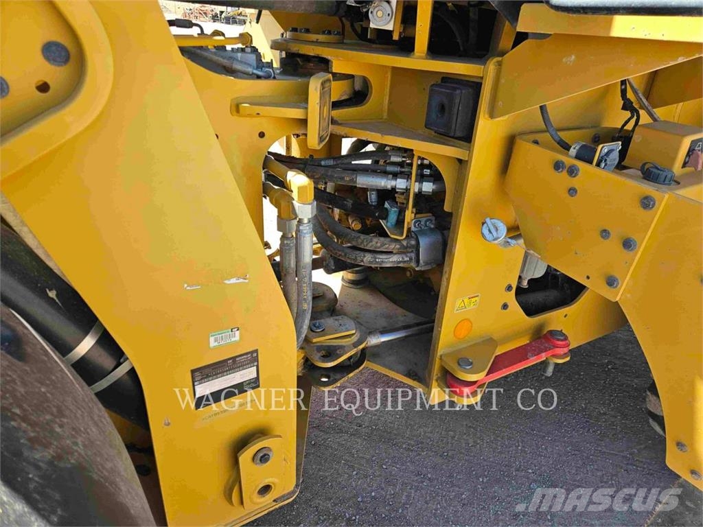 CAT 930M Kolesni nakladalci