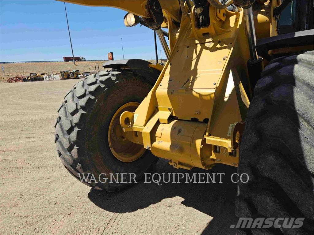 CAT 930M Kolesni nakladalci