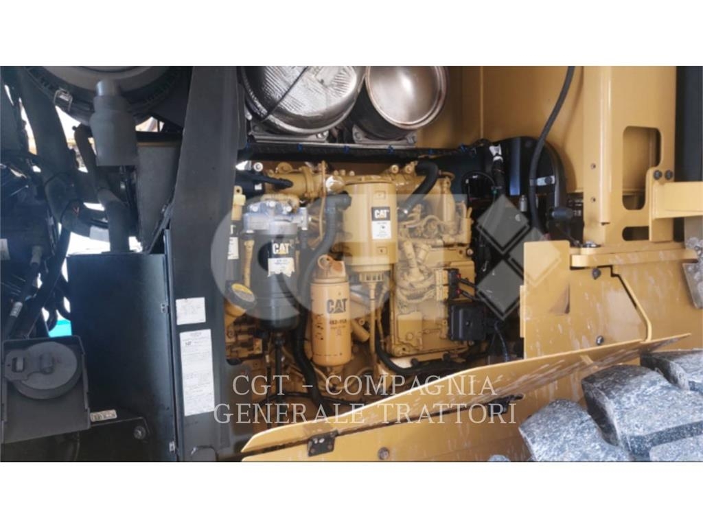 CAT 930M Колесни товарачи