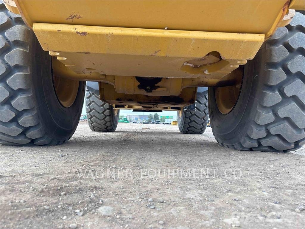 CAT 930M Kolesni nakladalci