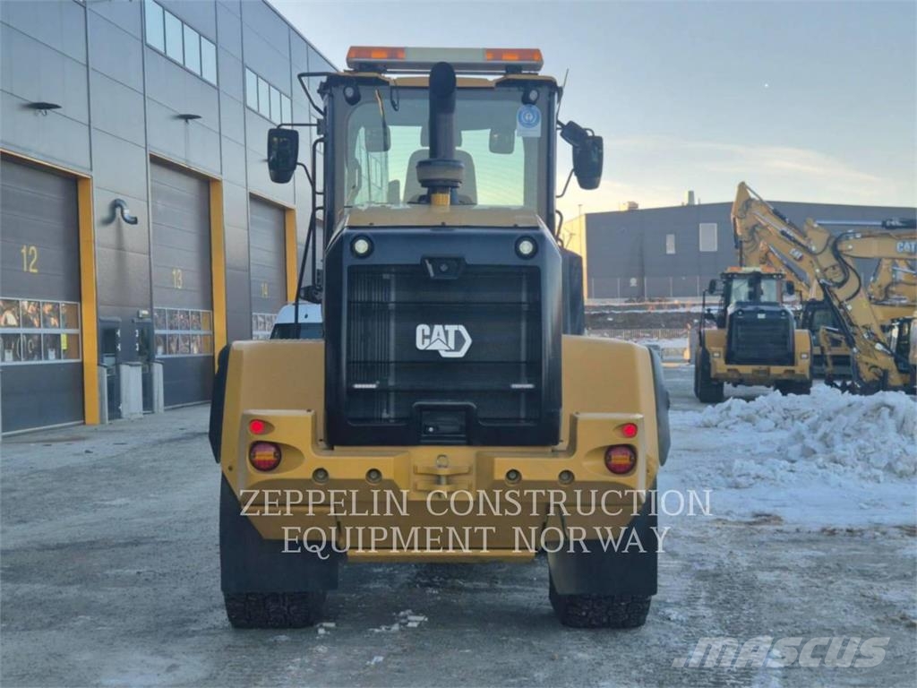 CAT 930M Iekrāvēji uz riteņiem
