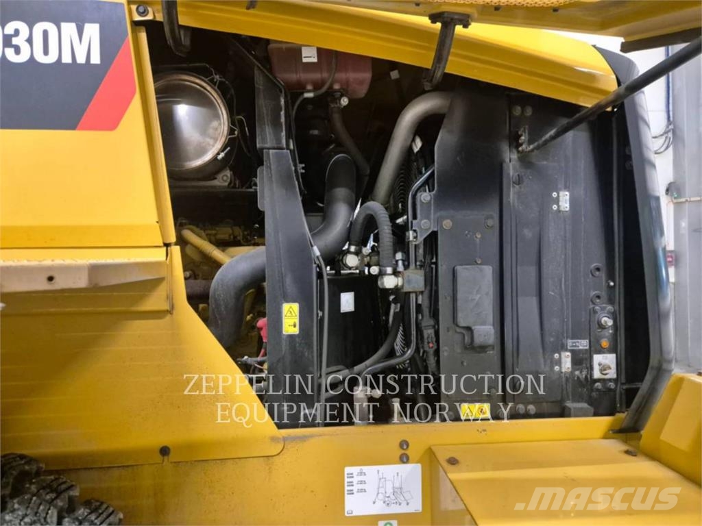 CAT 930M Iekrāvēji uz riteņiem