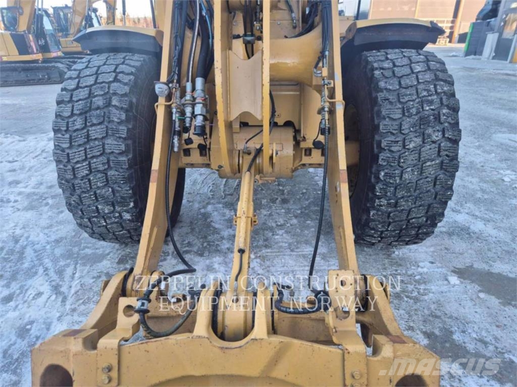 CAT 930M Iekrāvēji uz riteņiem
