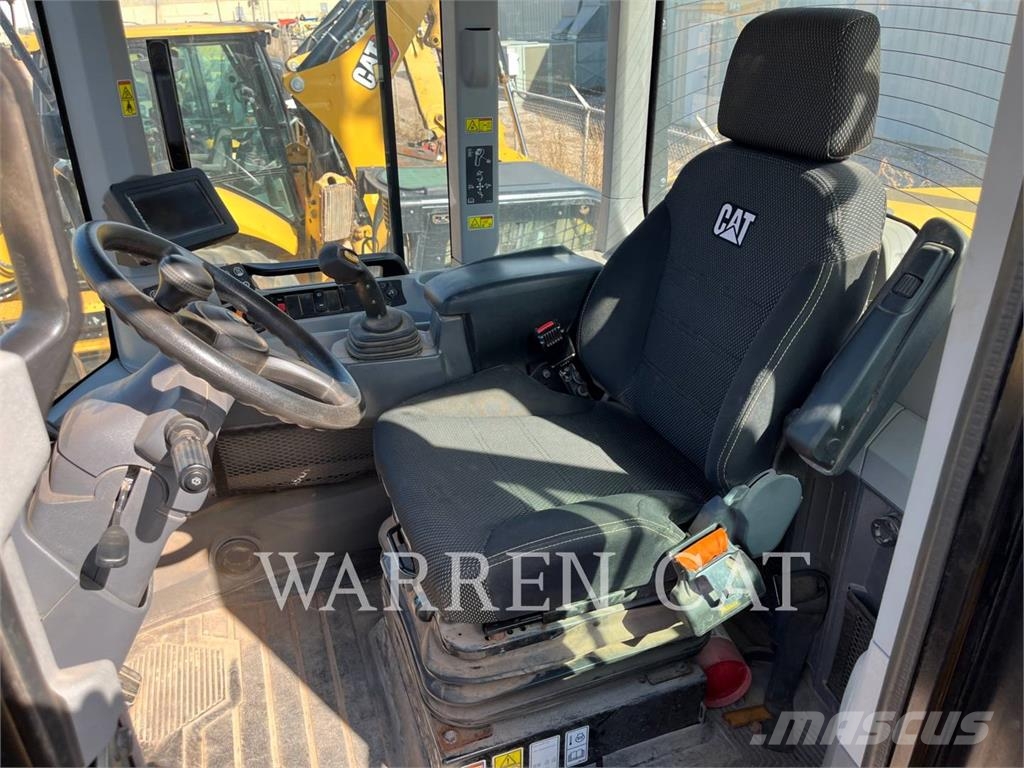 CAT 930M Kolesni nakladalci