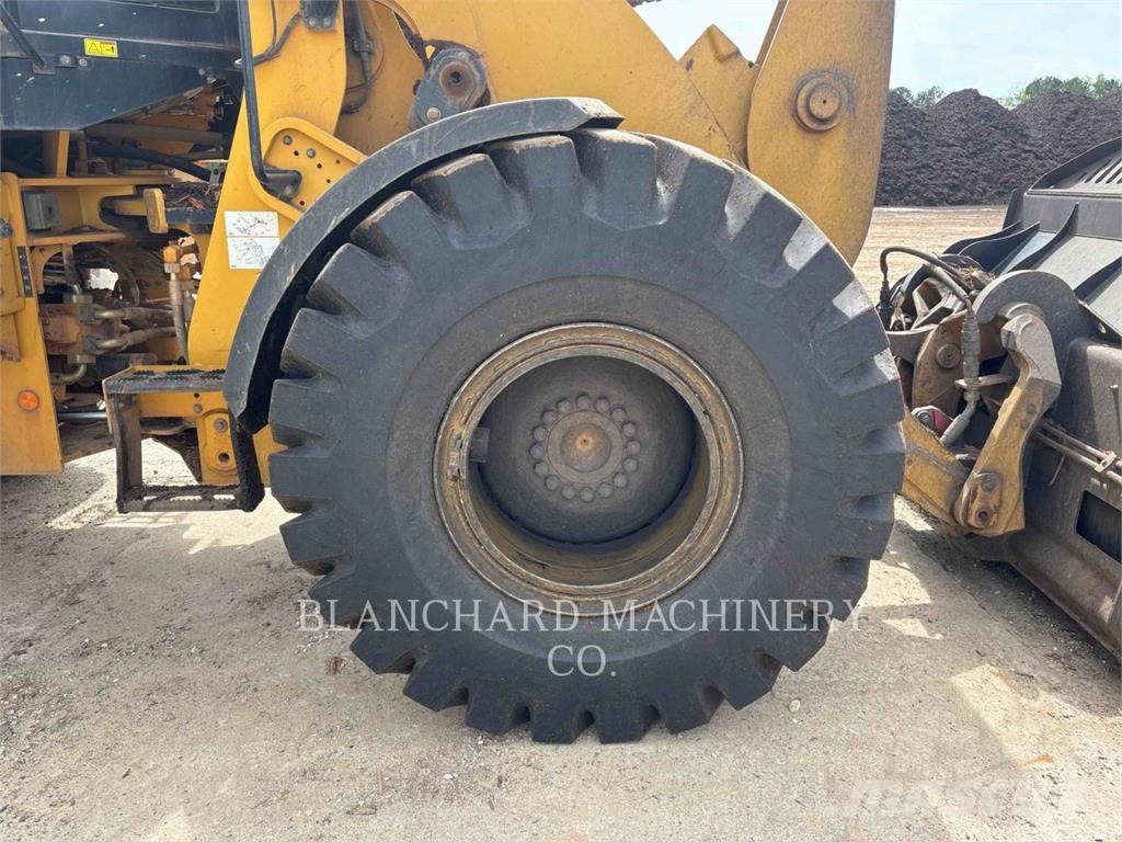 CAT 930M Колесни товарачи