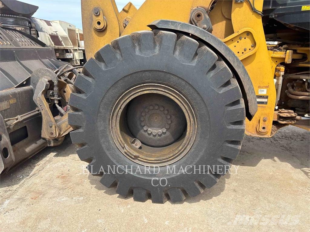 CAT 930M Колесни товарачи