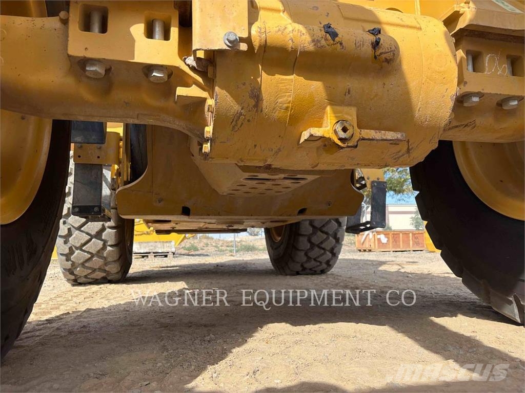 CAT 930M Kolesni nakladalci