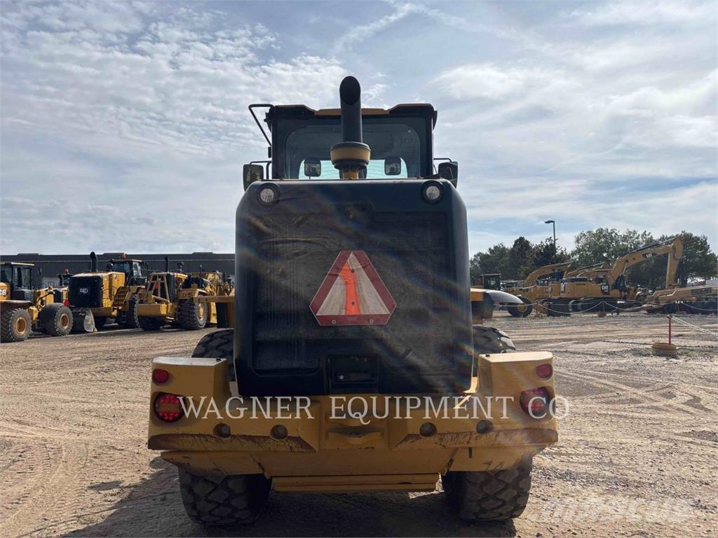 CAT 930M Kolesni nakladalci