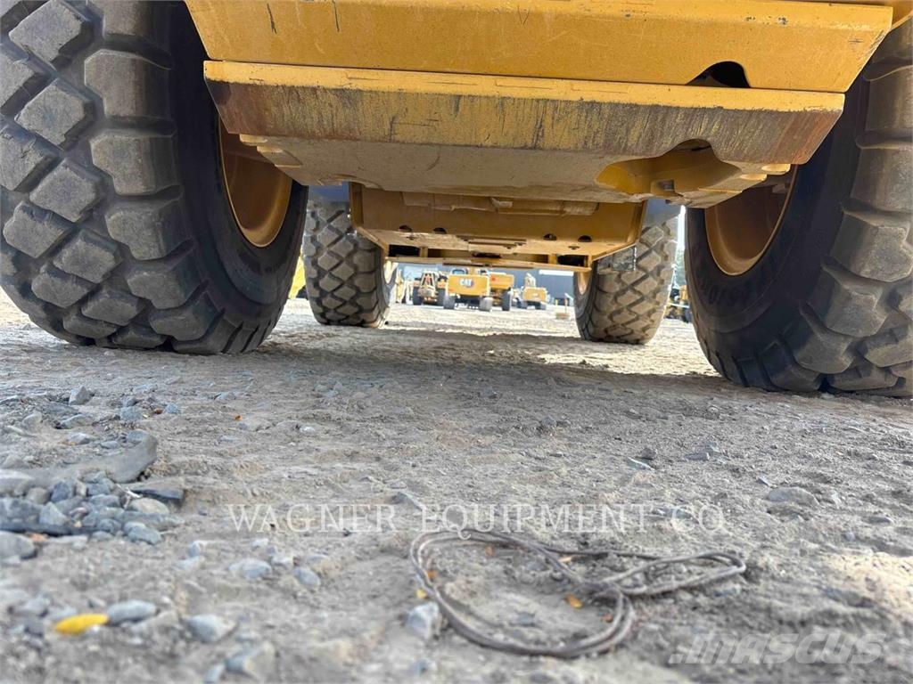 CAT 930M Kolesni nakladalci