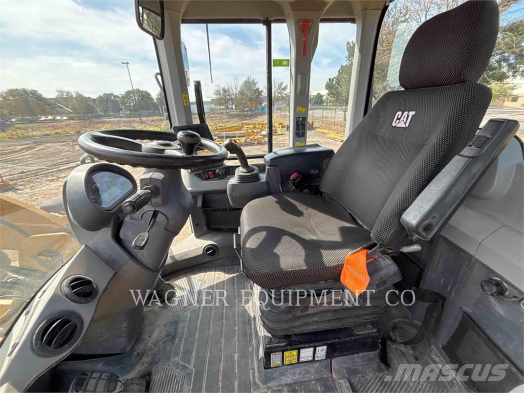 CAT 930M Kolesni nakladalci