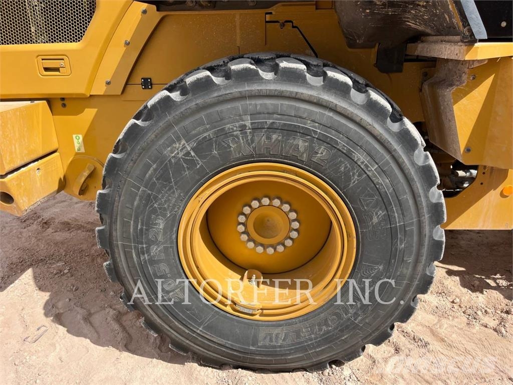 CAT 930M Kolesové nakladače