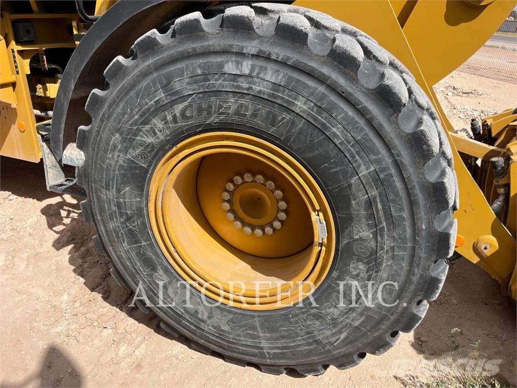 CAT 930M Kolesové nakladače