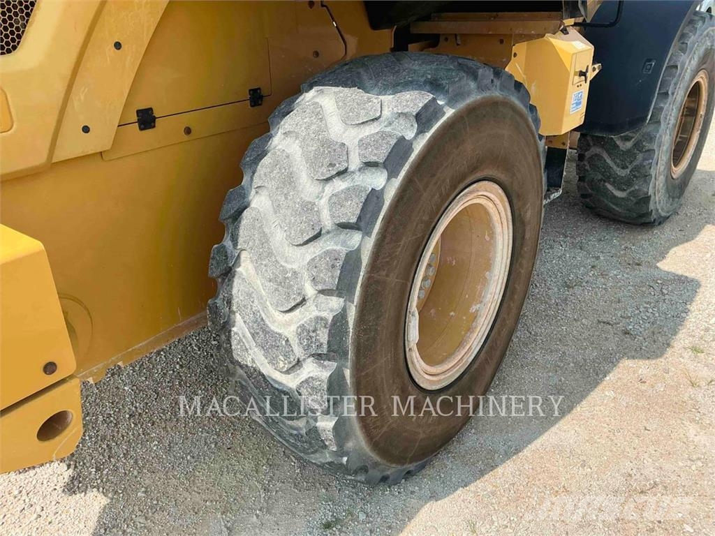 CAT 930M Gumikerekes homlokrakodók