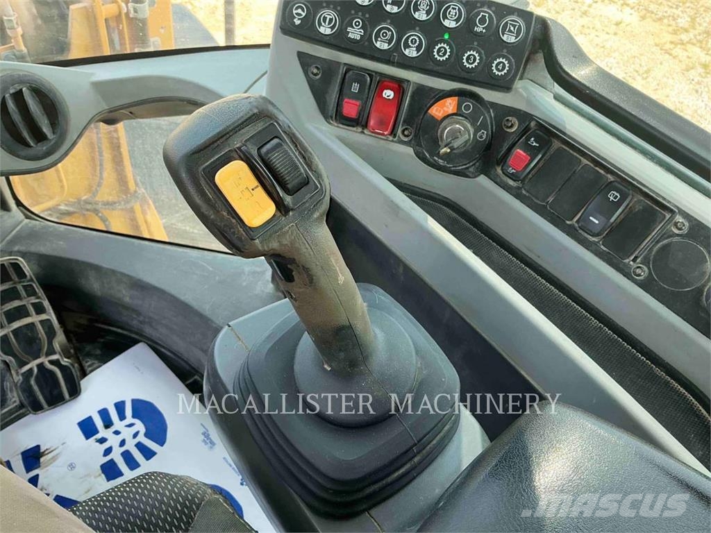 CAT 930M Gumikerekes homlokrakodók