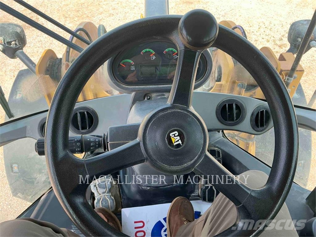 CAT 930M Gumikerekes homlokrakodók