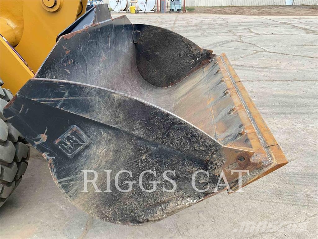 CAT 930M لوادر بعجل