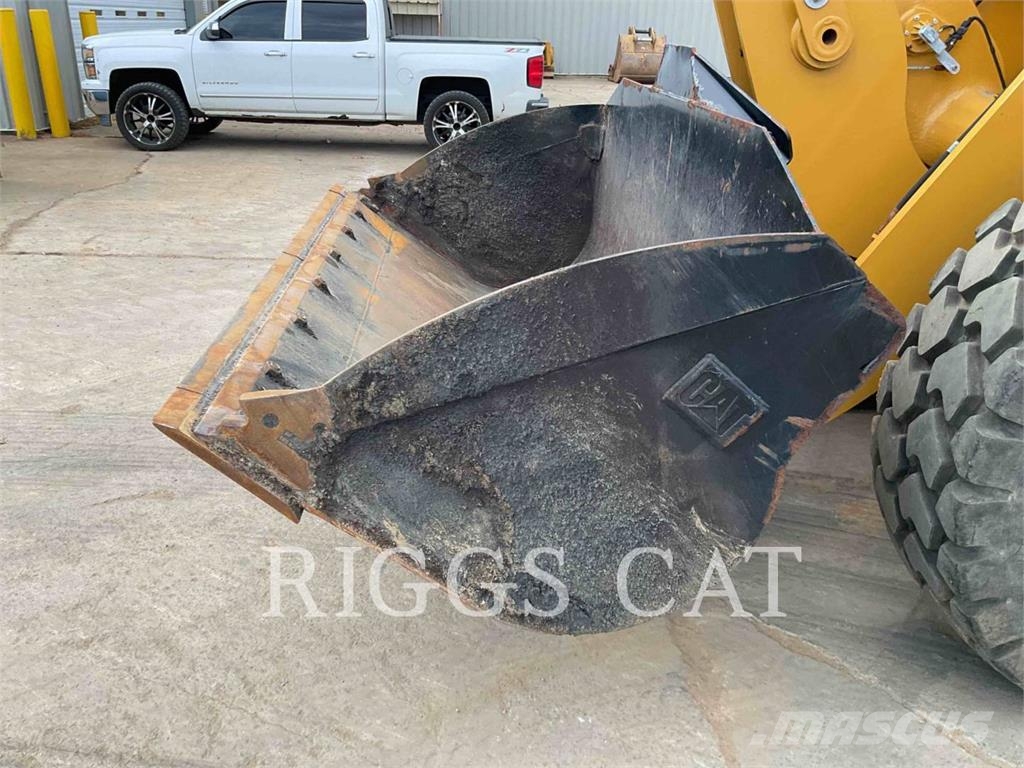 CAT 930M لوادر بعجل