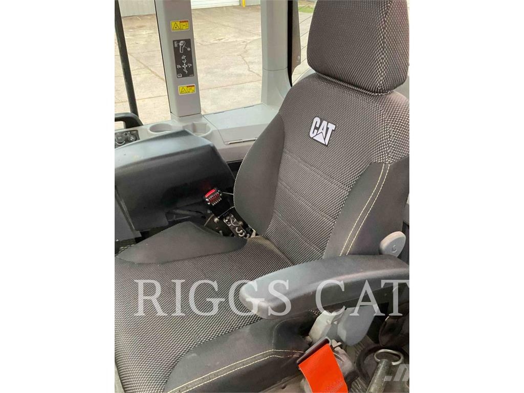 CAT 930M لوادر بعجل