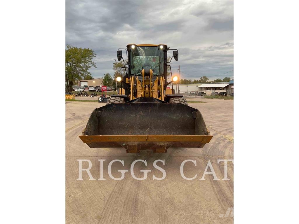CAT 930M لوادر بعجل