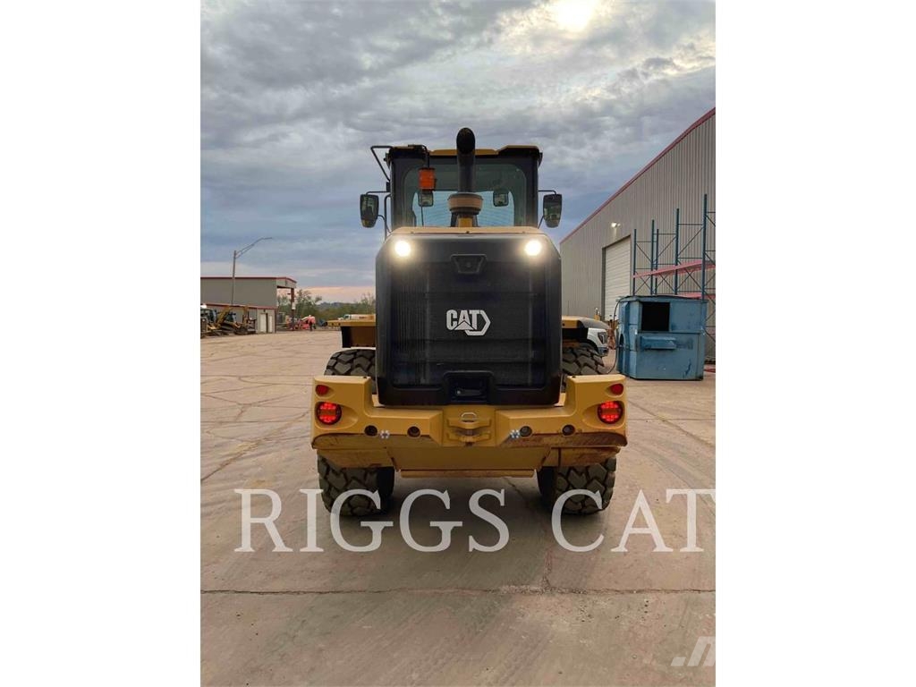 CAT 930M لوادر بعجل
