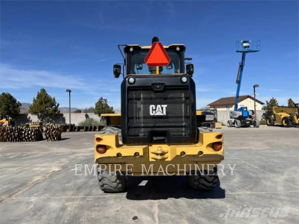 CAT 930M Kolesni nakladalci