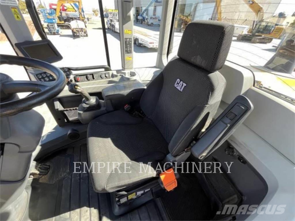 CAT 930M Kolesni nakladalci
