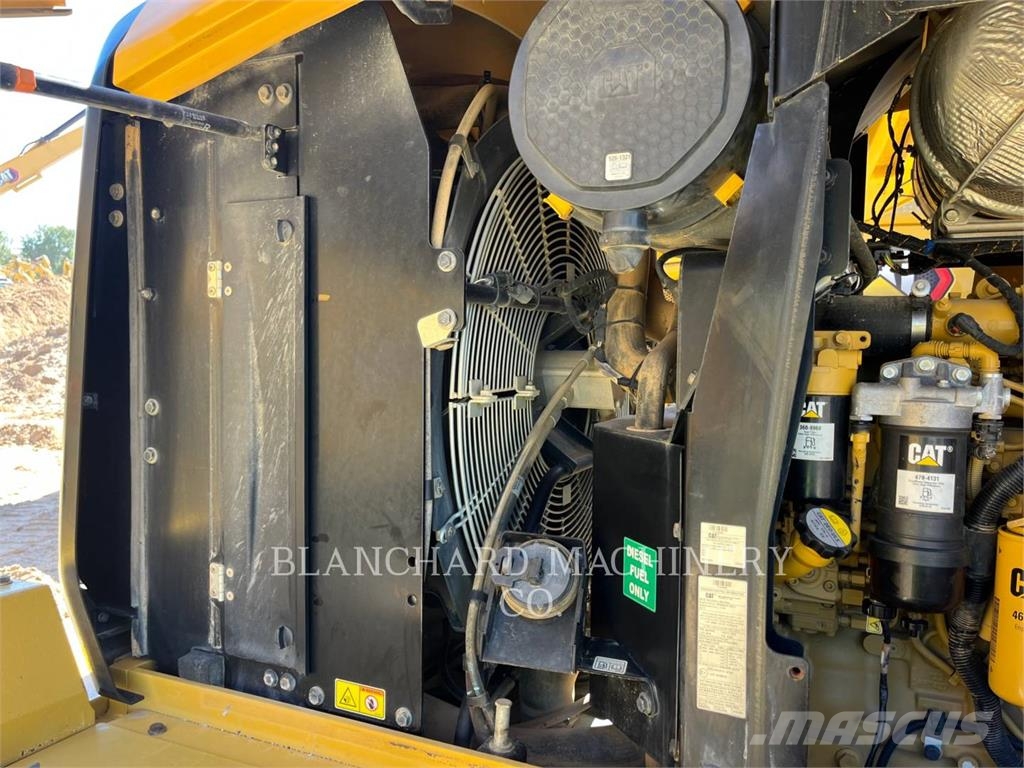 CAT 930M Gumikerekes homlokrakodók
