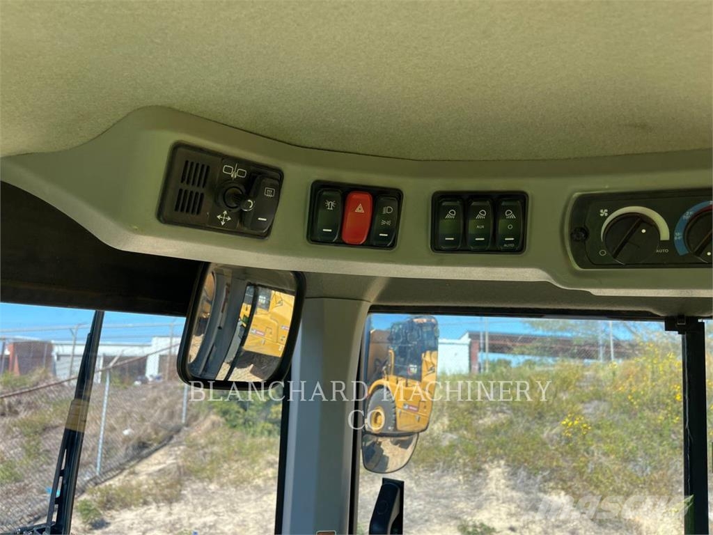 CAT 930M Gumikerekes homlokrakodók