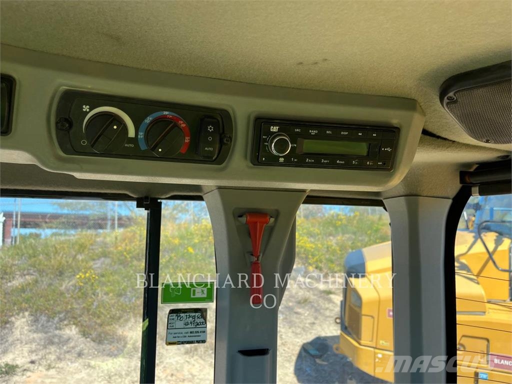 CAT 930M Gumikerekes homlokrakodók