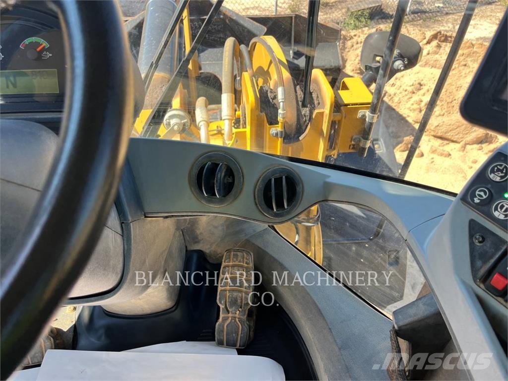 CAT 930M Gumikerekes homlokrakodók