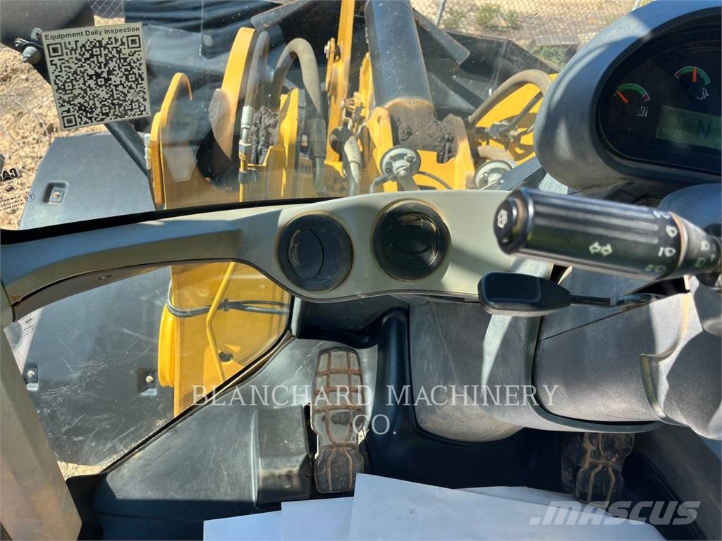 CAT 930M Gumikerekes homlokrakodók