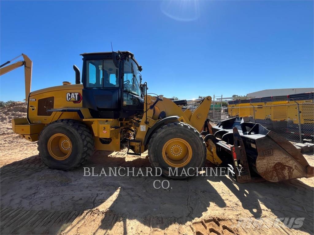 CAT 930M Gumikerekes homlokrakodók