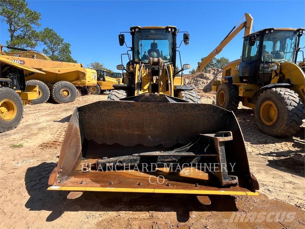 CAT 930M Gumikerekes homlokrakodók