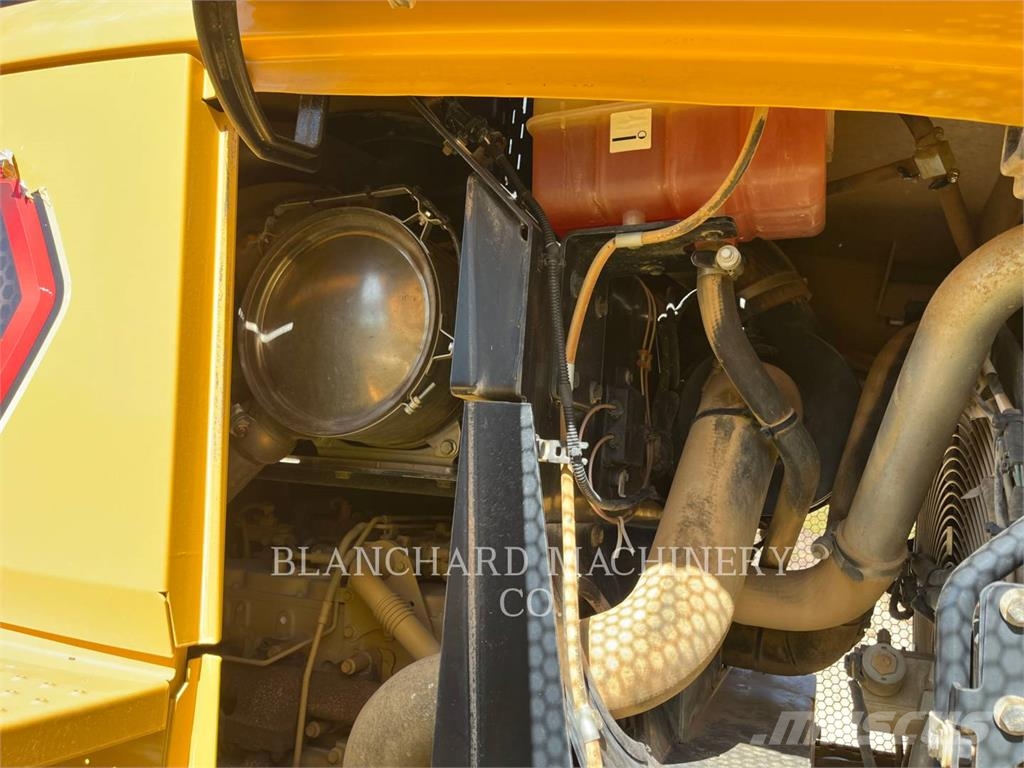 CAT 930M Gumikerekes homlokrakodók