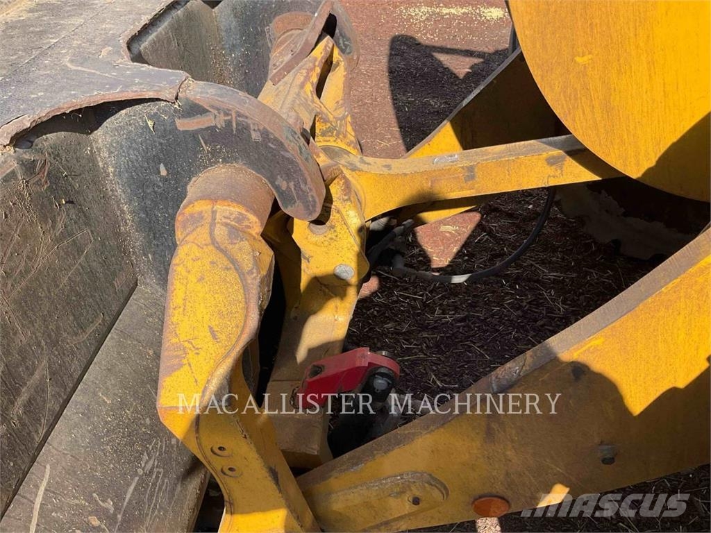 CAT 930M Iekrāvēji uz riteņiem