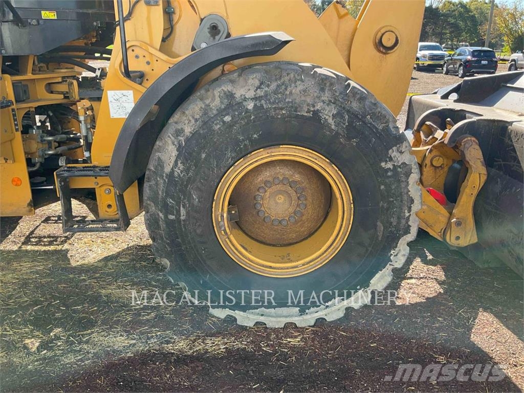 CAT 930M Iekrāvēji uz riteņiem