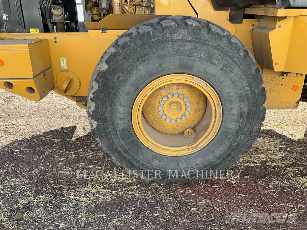 CAT 930M Iekrāvēji uz riteņiem