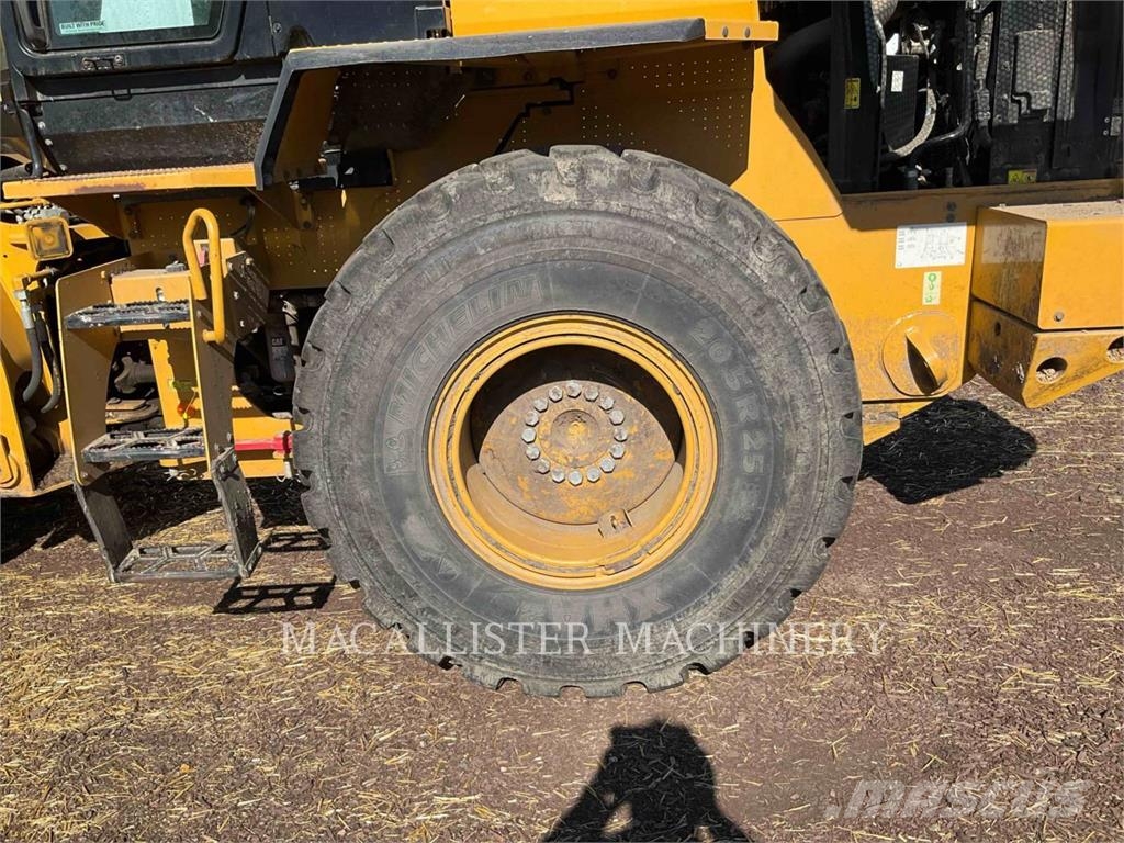 CAT 930M Iekrāvēji uz riteņiem