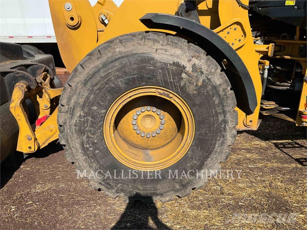 CAT 930M Iekrāvēji uz riteņiem