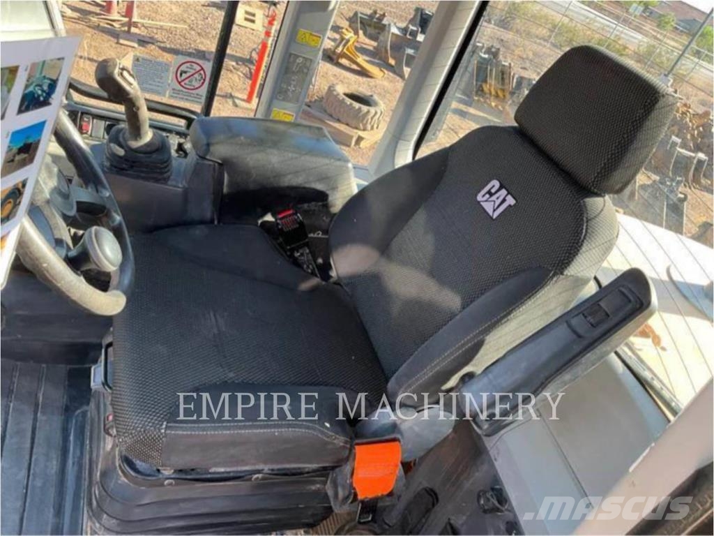 CAT 930M FC Kolesni nakladalci