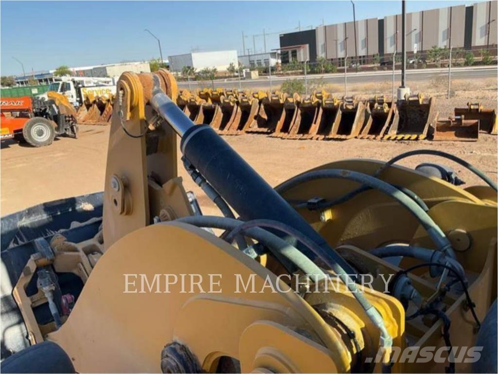 CAT 930M FC Kolesni nakladalci