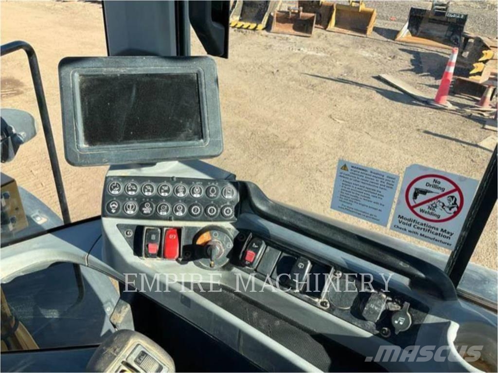 CAT 930M FC Kolesni nakladalci