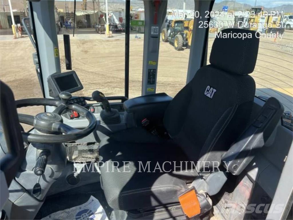 CAT 930M FC Kolesni nakladalci