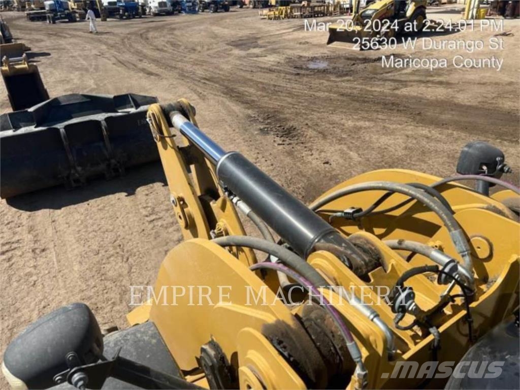 CAT 930M FC Kolesni nakladalci