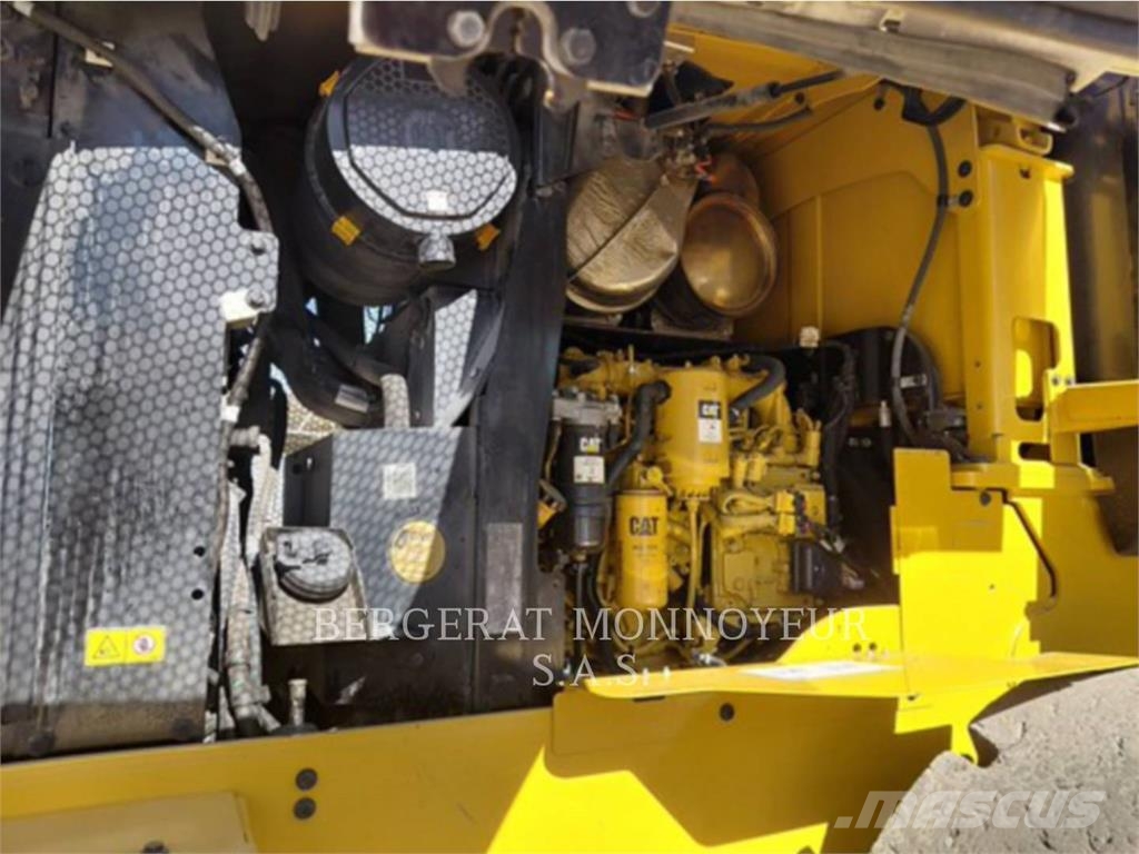 CAT 938M Pale gommate